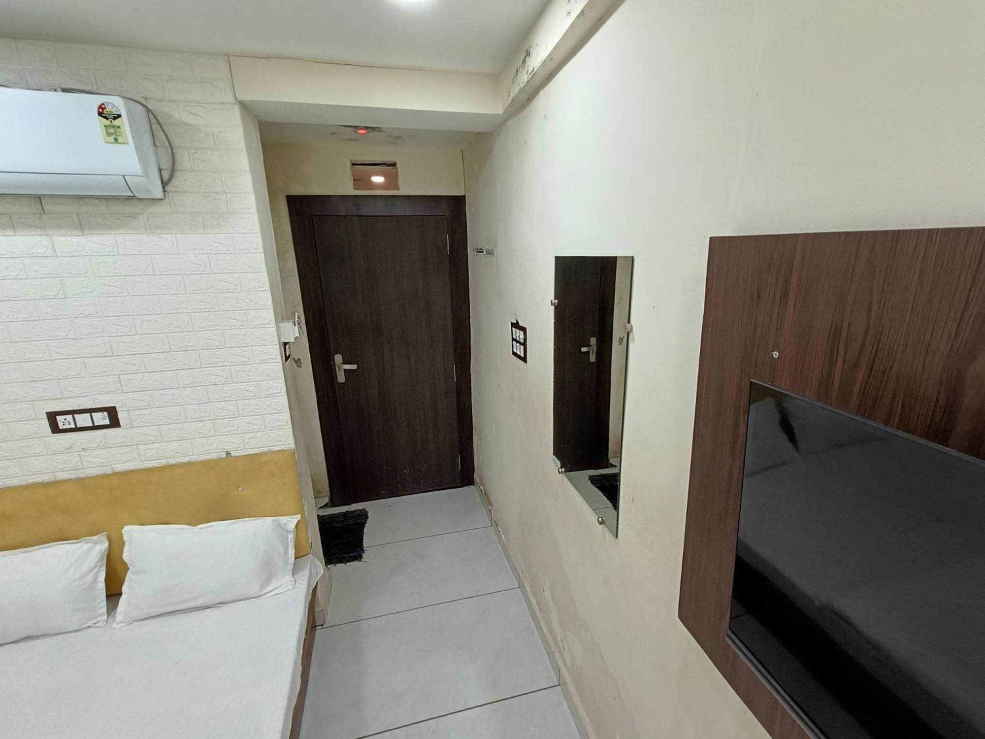 Hotel S Tower Ujjain Eksteriør billede